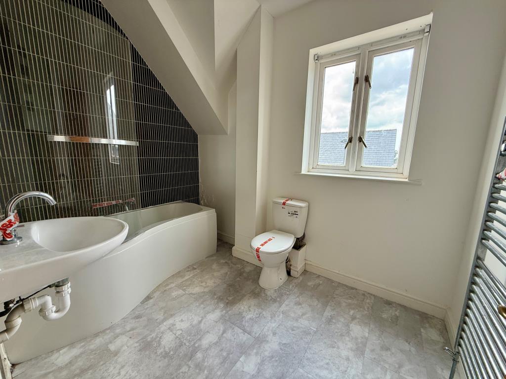 Lot: 62 - THREE-BEDROOM TERRACE HOUSE - Bathroom with W.C.
